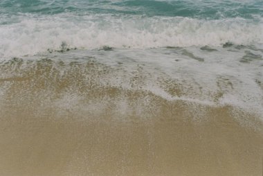Sahildeki deniz dalgaları