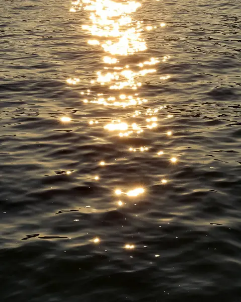 Denizde yansıması olan su yüzeyi. gün batımı arkaplanı.
