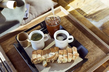 Bir fincan çayla kahvaltı.