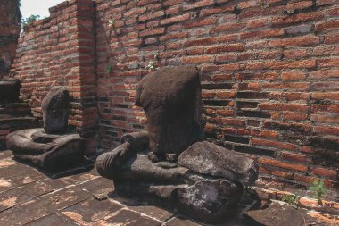 Tayland 'ın kuzeyindeki Ayutthaya şehrinin tapınağındaki eski taş duvar.