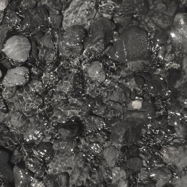 Siyah ve beyaz taşlara yaklaş