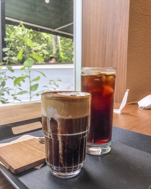 Süt ve buzlu kahve.