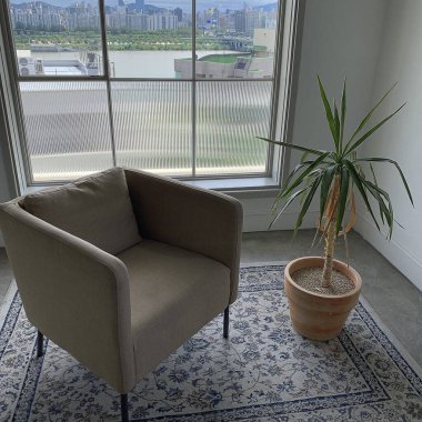 Koltuk ve sandalyeli modern iç tasarım.