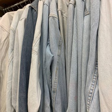 Mağazadaki askıda asılı giysiler