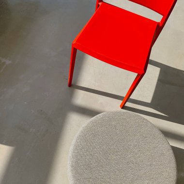 Masadaki kırmızı sandalye.