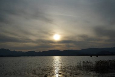 Gölün üzerinde gün batımı