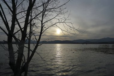 Gölün üzerinde güzel bir gün batımı