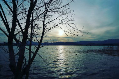 Gölün üzerinde güzel bir gün batımı