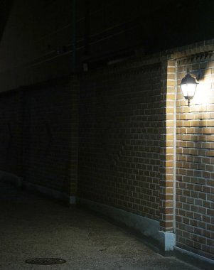 Lambalı tuğla duvarın dikey görüntüsü.