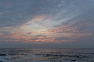 Denizin üzerinde güzel bir gün batımı