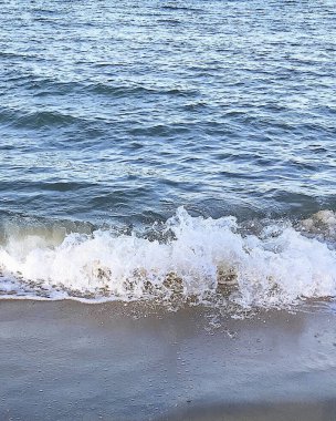 Sahilde dalgalar