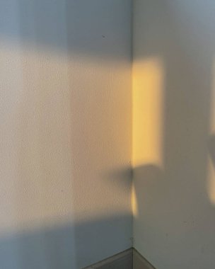 Beton ve gölgenin soyut arkaplanı