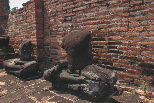 Tayland 'ın kuzeyindeki Ayutthaya şehrinin tapınağındaki eski taş duvar.