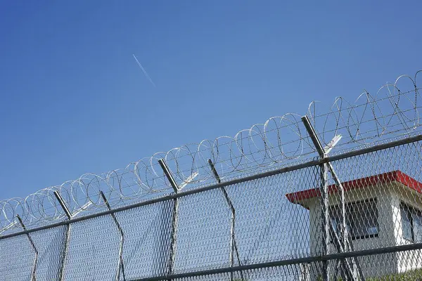 Gökyüzünün arka planında dikenli tel.