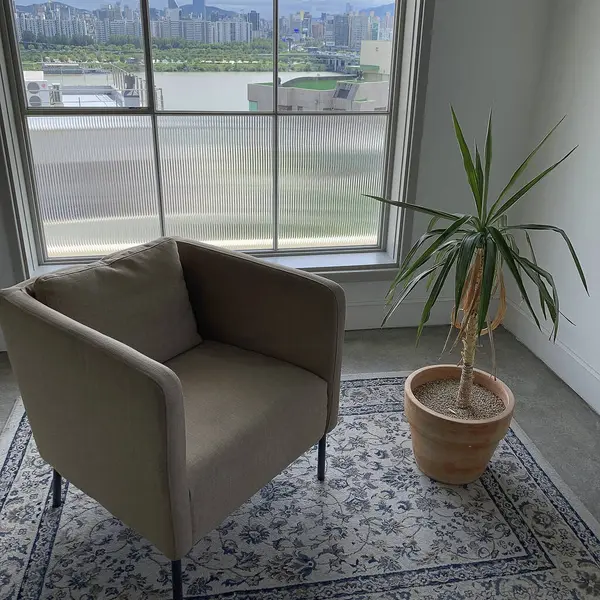 Koltuk ve sandalyeli modern iç tasarım.