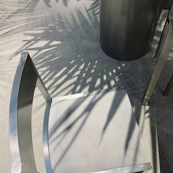 Siyah saplı modern metal plaka.