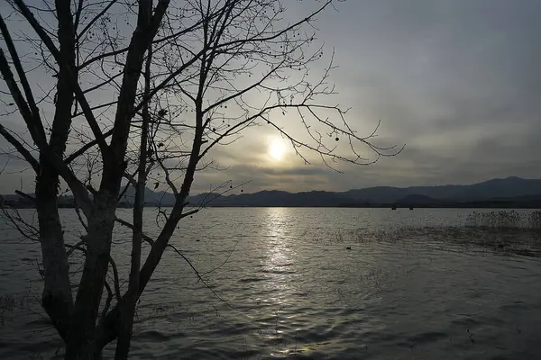 Gölün üzerinde güzel bir gün batımı