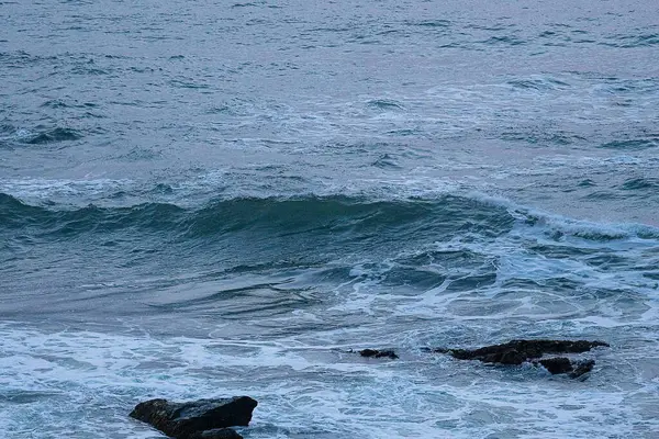 Dalgalar sahile çarpıyor.