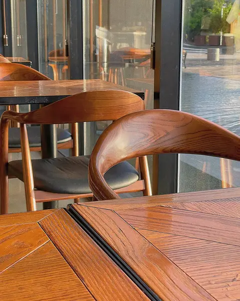 boş masa ve sandalyeler