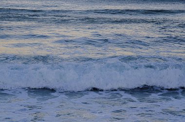 Dalgalar ile güzel deniz manzarası