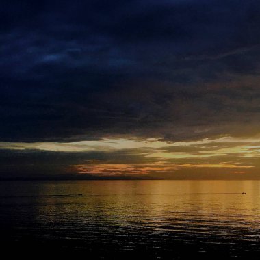 Denizin üzerinde güzel bir gün batımı