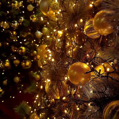 Noel ağacının arka planında oyuncak ve ışıklarla süslenmiş güzel Noel süsleri..