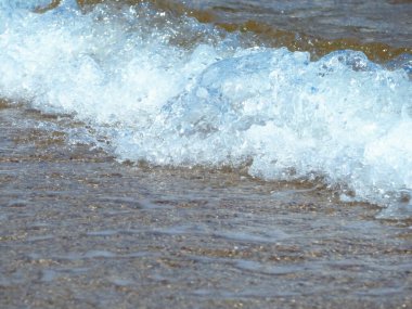 Sahildeki deniz dalgaları