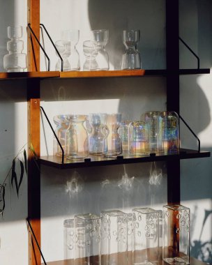 Mutfakta cam şişeler var..