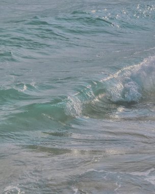 İspanya 'nın kuzeyindeki Akdeniz kıyılarında dalgalar