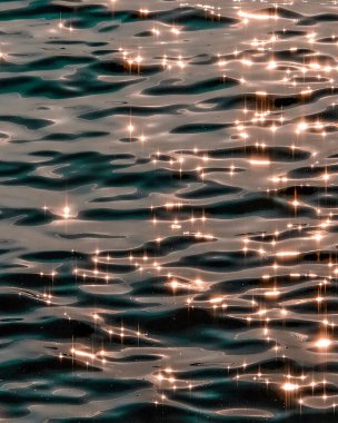 Nehrin yüzeyine su damlıyor..