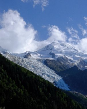 Kafkasların dağlarının güzel manzarası. Rusya, Kafkas Dağları.