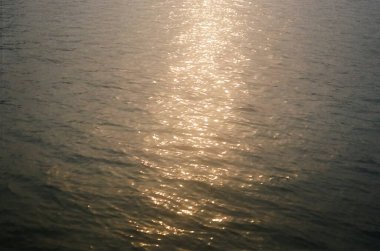 Nehirdeki su dalgaları