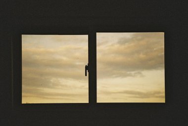 bir bardak su ile pencere