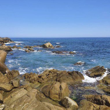 Gündüzleri kayalar ve deniz