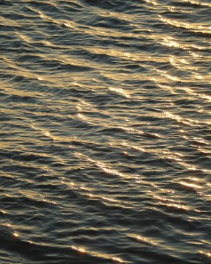 Denizin üzerinde güzel bir gün batımı