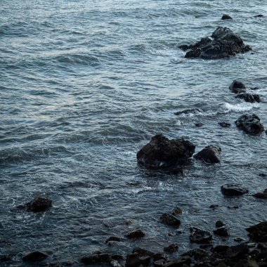 Karadeniz kıyısındaki dalgalar ve kayalar. Kırım, Kırım 'da Karadeniz.
