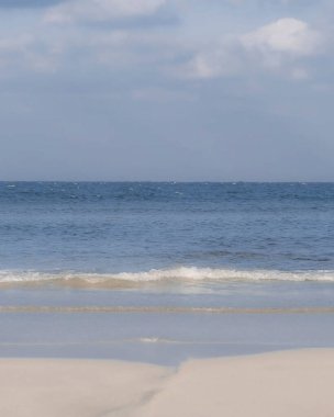 Mavi gökyüzü ile güzel deniz kıyısı