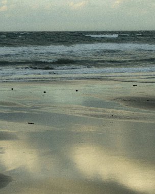 Dalgalarla dolu güzel bir sahil.