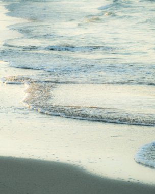 Deniz dalgaları ve kumlu sahil