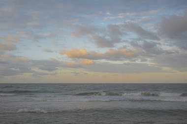 Denizin üzerinde güzel bir gün batımı