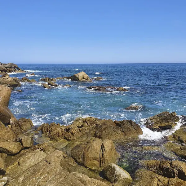 Gündüzleri kayalar ve deniz