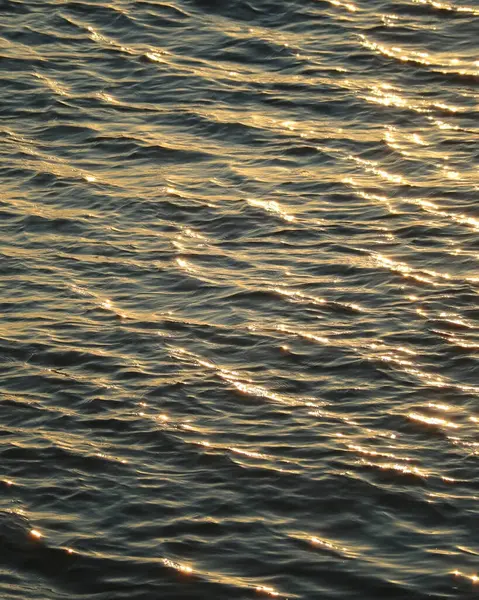 Denizin üzerinde güzel bir gün batımı