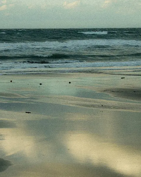 Dalgalarla dolu güzel bir sahil.