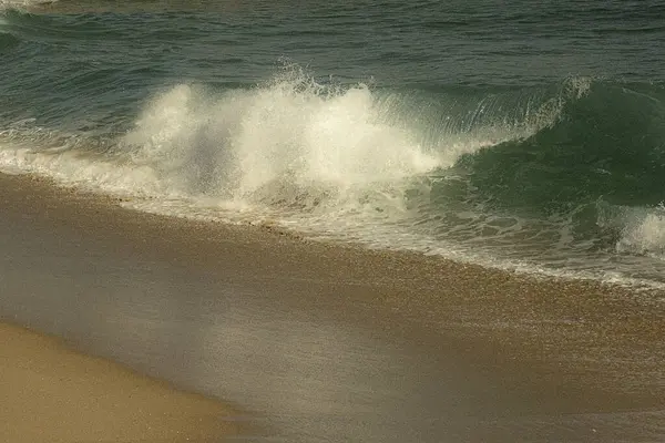 Kumsalda deniz dalgaları