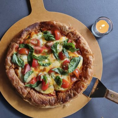 Ispanaklı, peynirli, domatesli ve mantarlı lezzetli pizza.