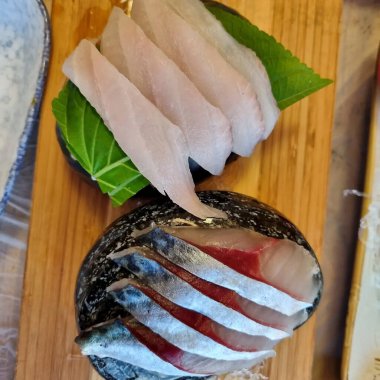 Suşi tahtada yuvarlanıyor.