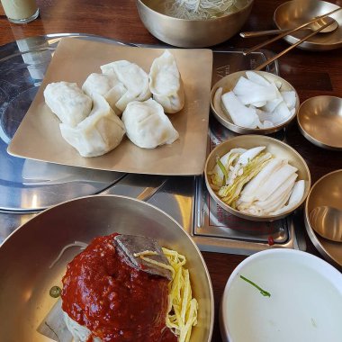 Lezzetli Asya yemeklerinin yakın görüntüsü