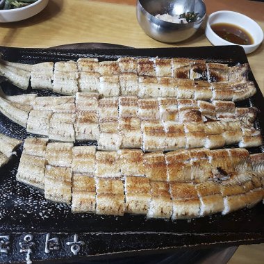 Baharatlı ve soslu ızgara tavuk.