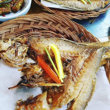 Limon soslu ve baharatlı kızarmış somon.