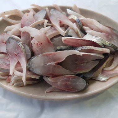 Tabaktaki taze çiğ mürekkep balığını kapat.